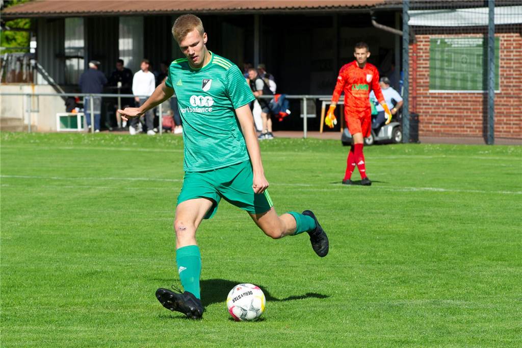 „Riesenchance für mich“: Lippramsdorfer Talent hat einen Vorteil gegenüber seinen Teamkollegen Leonard Lödding vom SV Lippramsdorf holt zum langen Pass aus der eigenen Hälfte aus.