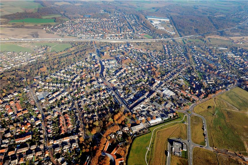 Gutachter empfehlen eine neue Wohnbaugesellschaft für Castrop-Rauxel Ickern aus der Luft. Hier an der Recklinghauser Straße (im Bild rechts) könnte eine Fläche liegen, auf der die Stadt Wohnungen bauen kann.
