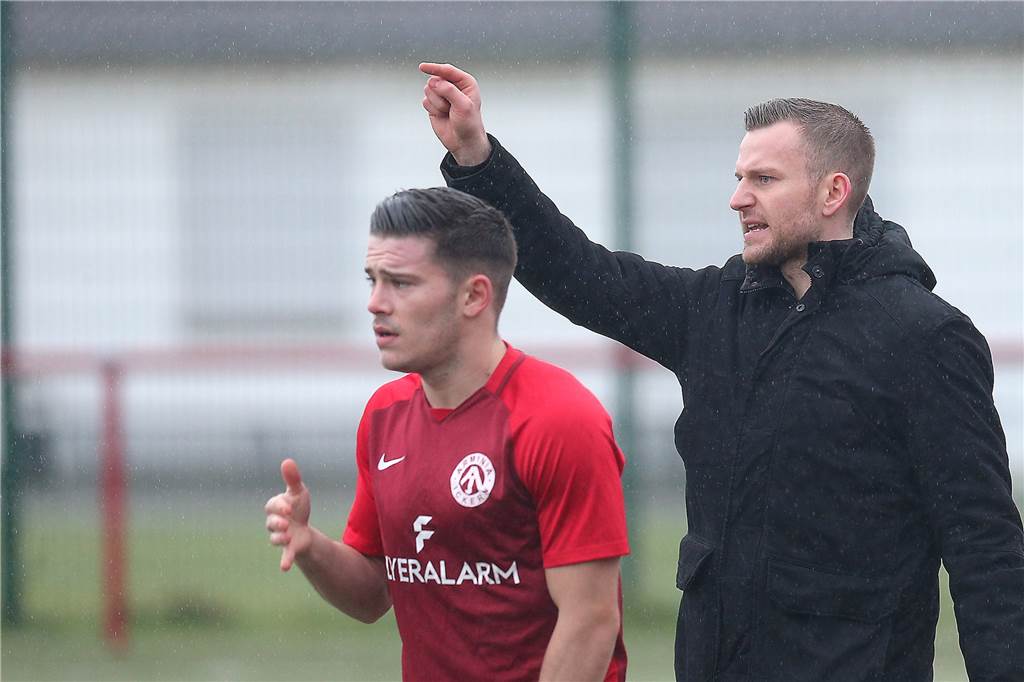 Fußballer diskutieren DFB-Forderung: „arrogant“ und „nicht systemrelevant“ Ickerns Trainer Kim Weber (r) im Spiel des SC Arminia Ickern gegen den FC Frohlinde II (2:2)