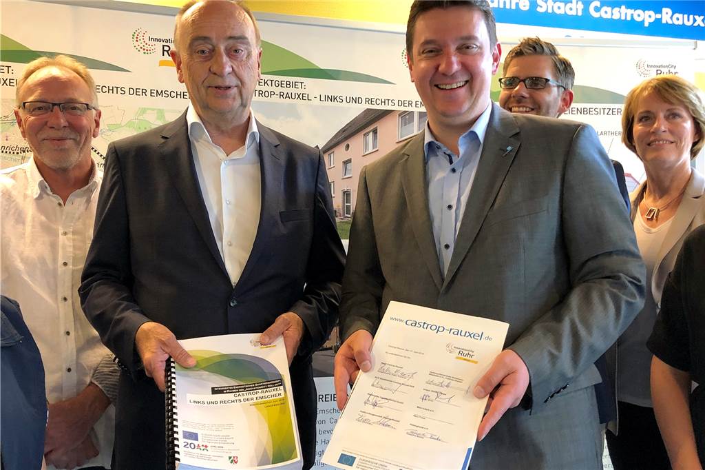 Habinghorst und Ickern könnten ihren kompletten Strombedarf durch Fotovoltaik decken ICM-Geschäftsführer Burkhard Drescher hat am Montag das Quartierskonzept an Bürgermeister Rajko Kravanja übergeben. Als Kooperationspartner an Bord sind auch der EUV, die Stadtwerke mit Jens Langensiepen (2.v.r.), die JVA mit Franz Wichmann (l.), die Beratungsstelle der Verbraucherzentrale mit Anke Hormel (r.), die Uniper Wärme GmbH sowie die beiden Vereine Mein Ickern und Habinghorst.