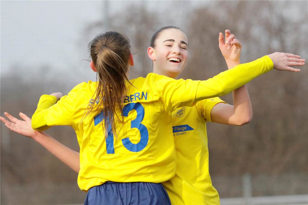 Zwei Spielerinnen des SV Herbern beim Torjubel. 