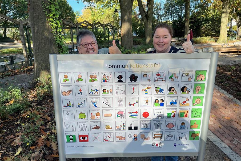 Kinder kapieren’s sofort: Kommunikationstafel auf Salinen-Spielplatz Ideen-Geberin Angelika Roemer (l.), Vorsitzende des Behindertenbeirates, und Anika Hartung von der Jugendhilfeplanung im Jugendamt an der Tafel mit den aussagekräftigen Piktogrammen.