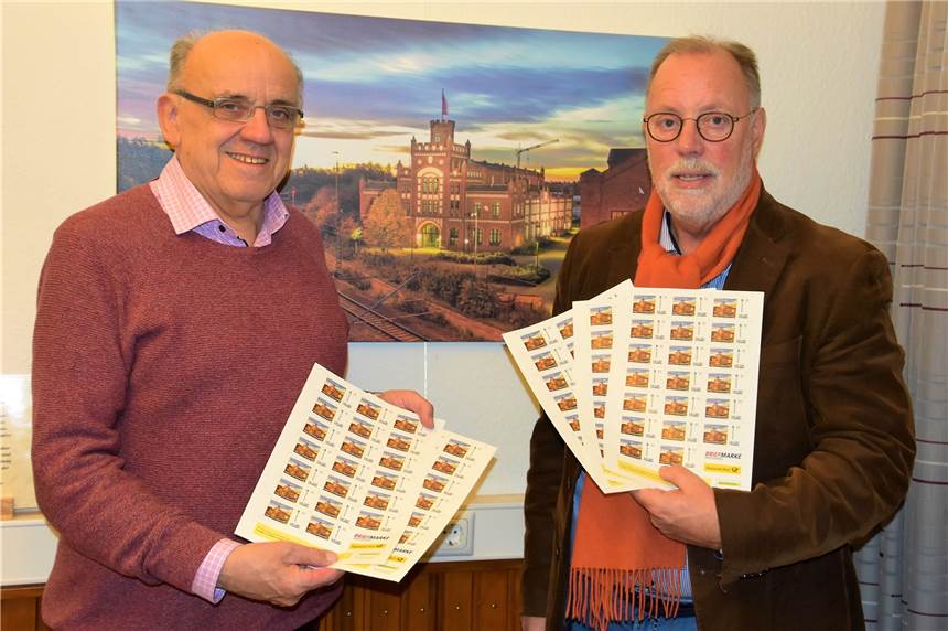 Heimatverein verkauft Sonderbriefmarken mit einem ganz besonderen Motiv Ideengeber Franz-Heinrich Veuhoff (l.) und Heimatvereinsvorsitzender Hans-Ulrich Peuser vor dem Originalbild des Sonderbriefmarkenmotivs.