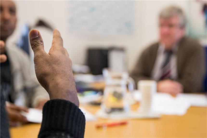 Seehofer will befristete Mitarbeiter im Bamf halten Identitätsprüfung durch einen Mitarbeiter vom Bundesamt für Migration und Flüchtlinge in Zirndorf. Foto: Daniel Karmann