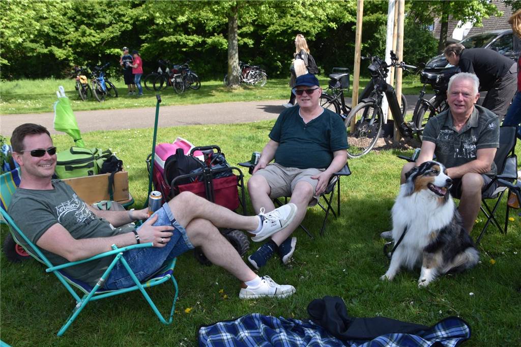 DGB-Kundgebung und Familienfest locken tausende Menschen in den Seepark Idylle mit Hund. Auch der fühlt sich etwas abseits vom Trubel wohl.