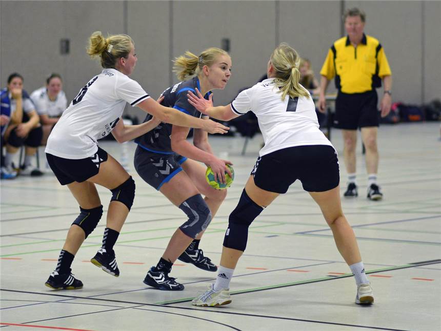 DHG steht im Halbfinale ie Wettringer Abwehr bekam Laura Albersmann (Mitte) nie richtig in den Griff. Sie war mit 14 Treffern beste Torschützin ihrer Mannschaft.
