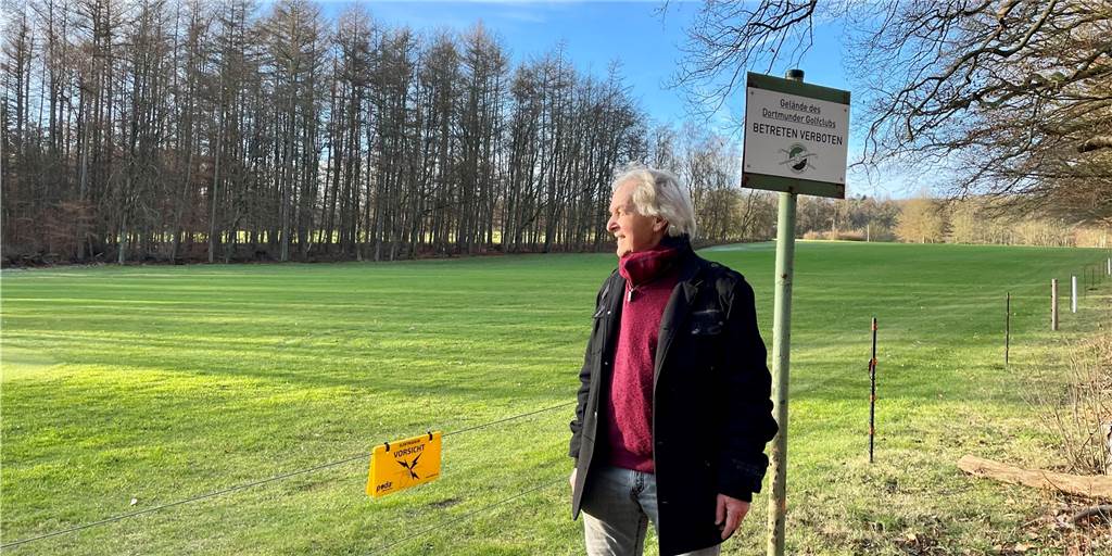 Zaun um Golfplatz: Stadt bleibt Antworten auf rechtliche Fragen schuldig Ignaz Roob am Golfplatz Syburg: Der Zaun sperrt inzwischen alle Tiere und Menschen aus.