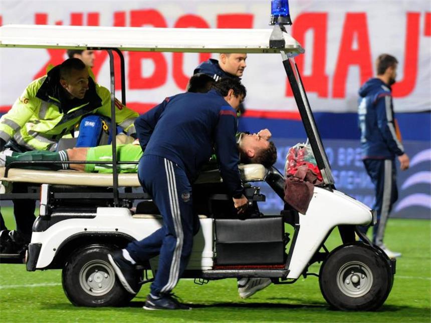 Russlands Akinfejew wieder fit - Verfahren eingeleitet Igor Akinfejew wurde nach dem Angriff sofort ins Krankenhaus gebracht, nun geht es ihm wieder besser. Foto: Boris Pejovic