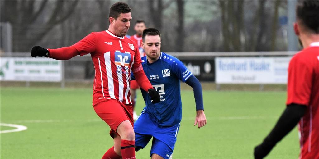 „Eine tolle Sache“: Fünf Spieler von RW Dorsten wechseln gemeinsam in die B-Liga Igor Gajewski, hier noch als Kapitän im Trikot vom FC Rot-Weiß Dorsten, wird ab sofort in einem anderen Dress Auflaufen.