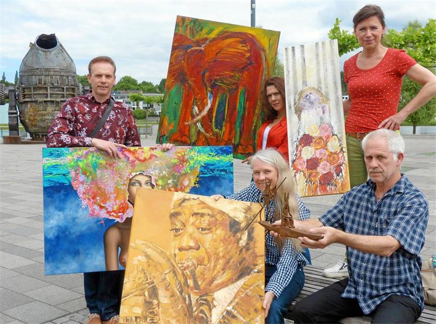 Das bietet der Kunstmarkt am Phoenix-See am Sonntag Igor Jablunowskij, Kamilla Czastka, Martina Wernicke (hinten v.l.) und Dietrich Lache (vorne r.) präsentieren ihre Kunst bei „Open Arts“ auf der Kulturinsel am Phoenix-See. Claudia Hiddemann-Holthoff organisiert die Veranstaltung seit vier Jahren.