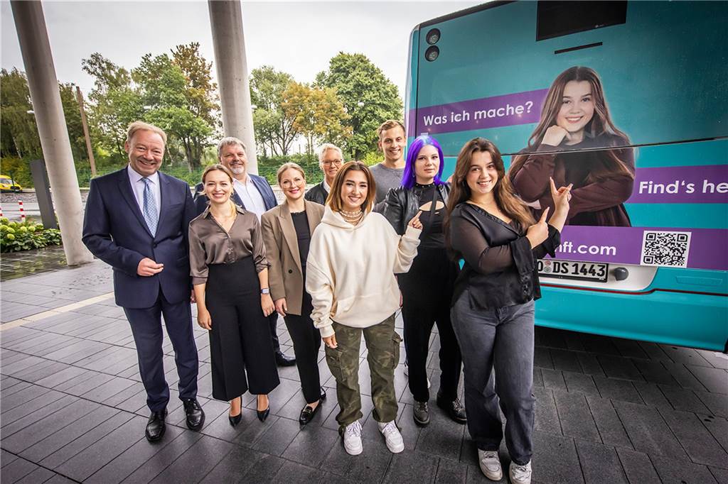 Azubi-Mangel wird dramatisch – Jetzt werben Ibitsam (19) und drei andere für ihre Traumberufe IHK-Hauptgeschäftsführer Stefan Schreiber (l.) mit den vier Azubis und Kampagnen-Models Ibtisam, Talia, Chiara (r.) und David.
