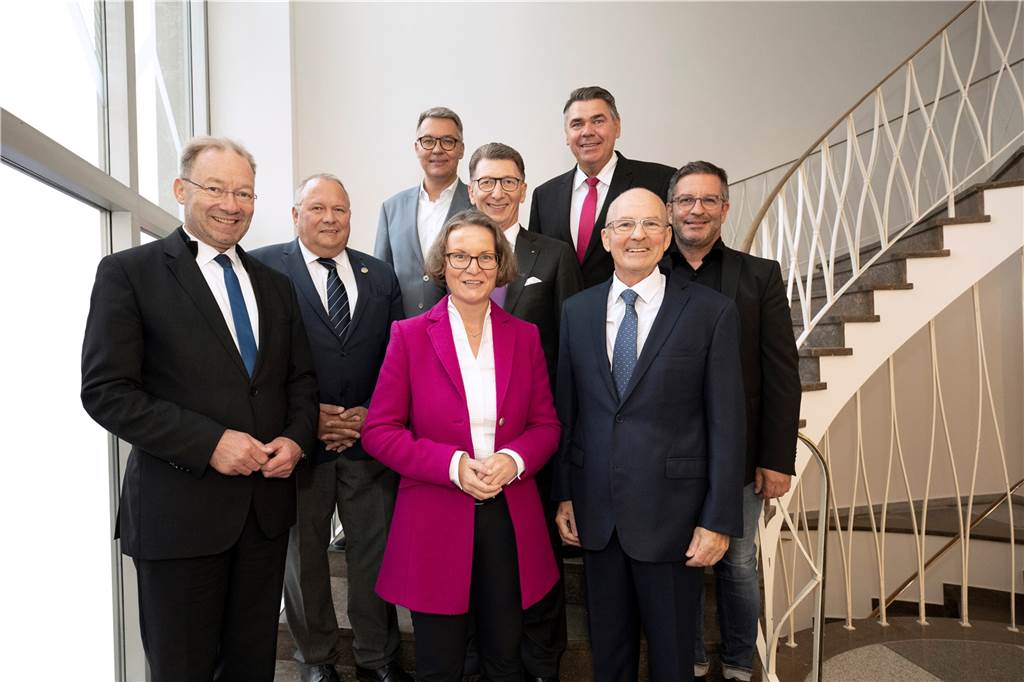IHK-Präsident in Dortmund fordert: „Energie muss bezahlbar sein“ IHK-Hauptgeschäftsführer Stefan Schreiber (l.) und IHK-Präsident Heinz-Herbert Dustmann (2.v.r.) begrüßten diese Gäste beim Jahresempfang in Dortmund besonders herzlich (von l.): Staatssekretär Josef Hovenjürgen, Oberbürgermeister Thomas Westphal, Ministerin Ina Scharrenbach, 1. IHK-Vizepräsident Ulrich Leitermann, Landrat Mario Löhr und Hamms Oberbürgermeister Marc Herter.