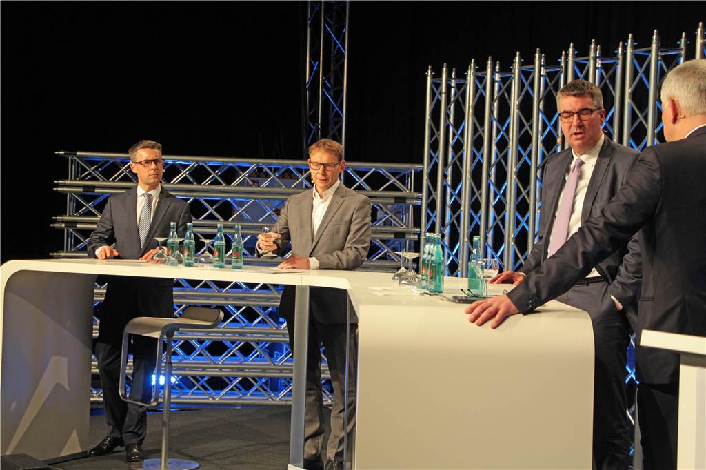 Corona-Zeit bei Satis&Fy Werne: „Waren drei Monate in Schockstarre“ IHK-Regionalbetreuer Patrick Voss (v. l.) moderierte die Talkrunde mit Bürgermeister Lothar Christ, Wulf-Christian Ehrich (Vize-Hauptgeschäftsführer der IHK) und Staatssekretär Christoph Dammermann.
