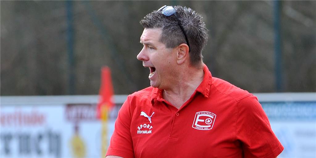 Vor Abstiegsduell: Ergste-Coach ist sauer auf einige Spieler und kritisiert Einstellung Ihm gehen die Spieler aus: SGE-Trainer Christian Tarrach musste zuletzt zehn Spieler ersetzen.
