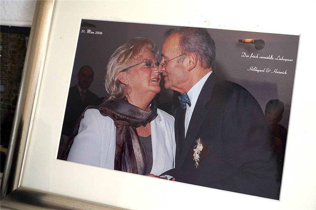 Wenn Angehörigen die Kraft ausgeht: Wo man Hilfe bekommt, wenn ein geliebter Mensch stirbt Ihr Hochzeitsfoto steht im Regal, neben vielen anderen Fotos, die an die gemeinsame Zeit erinnern.