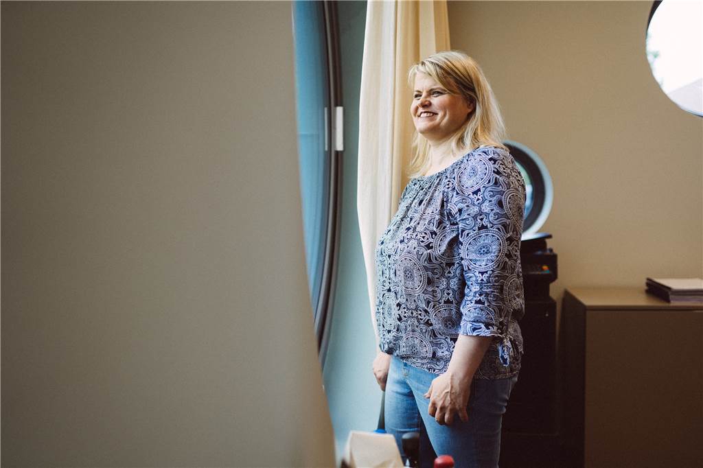 Pflege-Guide Manuela Pieniak hilft Kollegen, die Angehörige pflegen Ihr Lächeln ist ansteckend: Manuela Pieniak ist offen und sympathisch - wichtig, wenn eine Vertrauensbasis geschaffen werden soll.