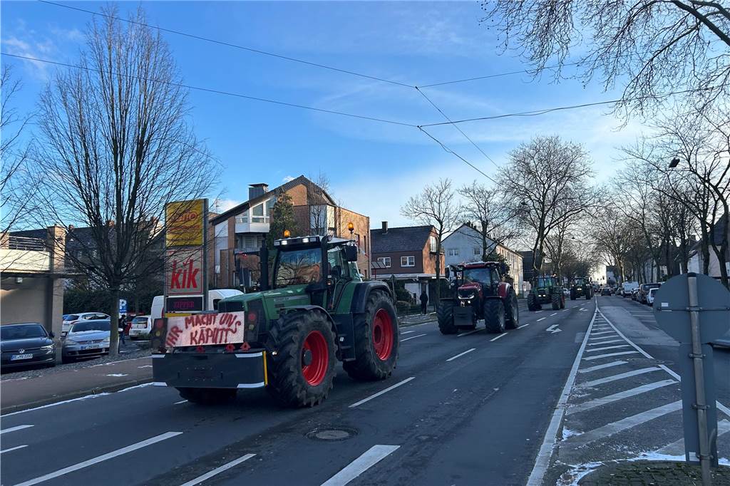 Bauern-Demo in Recklinghausen: Wir berichten live vom Trecker-Protestzug Trecker-Kolonne im Rahmen des Bauern-Protests in Recklinghausen