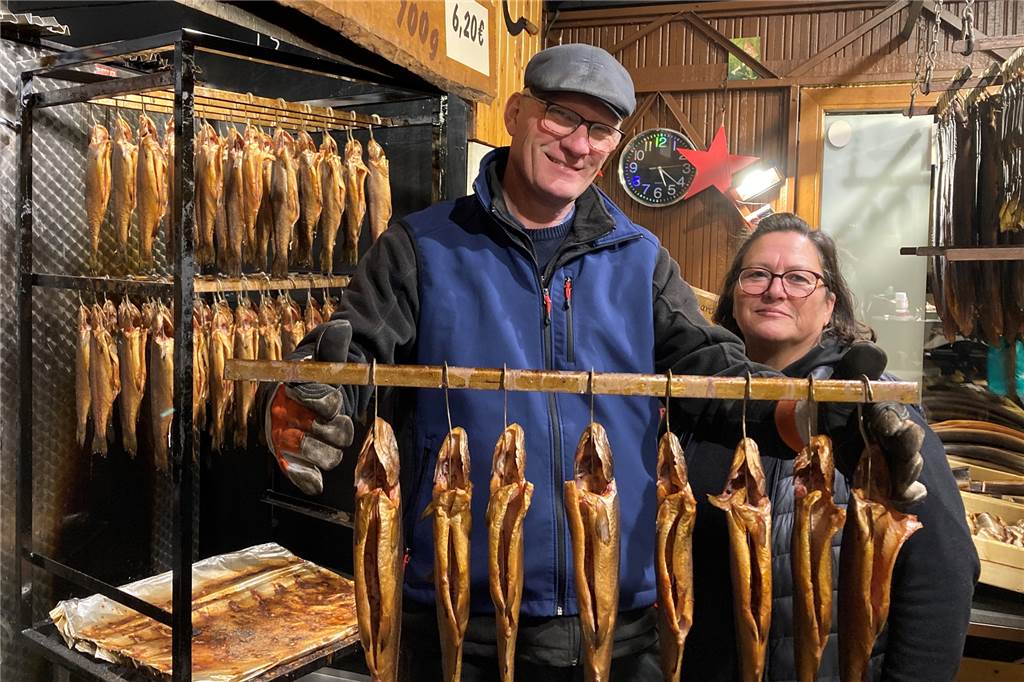 Das sagen die Besucher des Weihnachtsmarkts zu den gestiegenen Preisen Ihr Räucherfisch werde nach wie vor viel gekauft, erzählen Gerhard und Christina Hans von der „Waldecker Forellen u. Aalräucherei“.