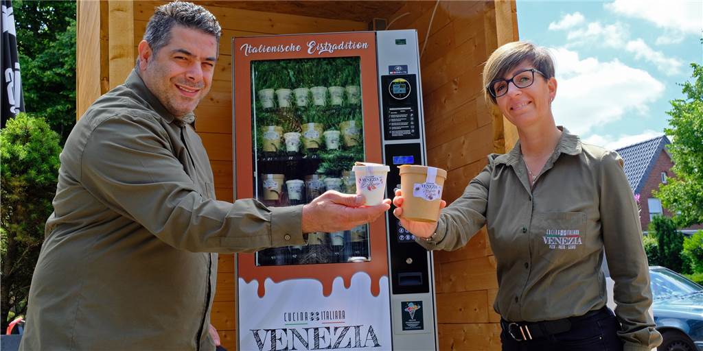 Im „Venezia“ gibt es jetzt auch um 2 Uhr morgens noch Spaghetti-Eis Daiana und Nicola Mallocci vor ihrem Eisautomat.