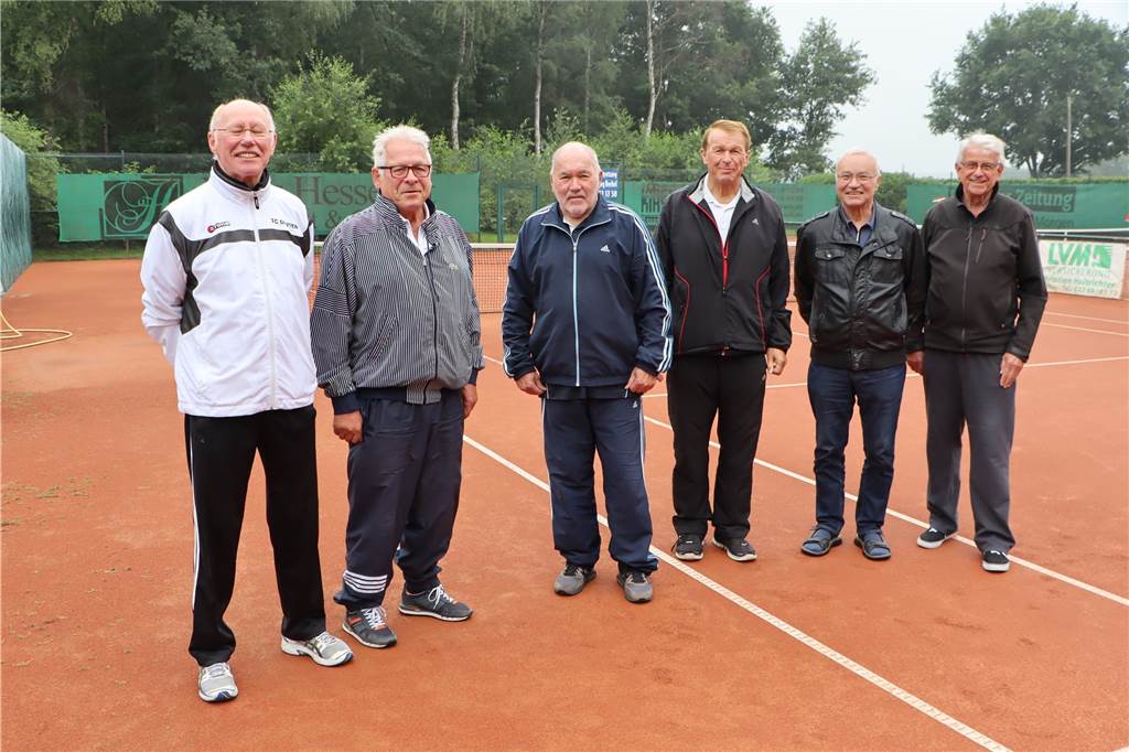 Dorstens kleinster Stadtteil bietet vor allem viel Lebensqualität Ihr zweites Zuhause ist der Tennisplatz: Wilhelm Evers, Berthold Janowitz, Jaap Oudshoorn, Josef Krampe, Werner Ogrzewalla und Werner Oberhein (v.l.) freuen sich, wie sich ihr Verein entwickelt hat.