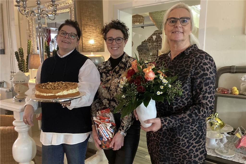Wechsel in „Alter Kaffeerösterei“: Neue Ideen in gewohntem Ambiente Ihre besten Freudinnen Jennifer Neumann (v.l.) und Catarina Altemeier stehen Chefin Andrea Tomaszik zur Seite.