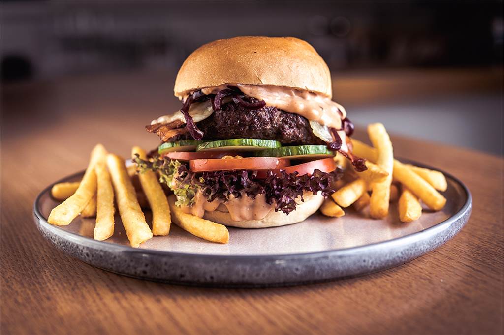 Lockdown brachte die zündende Start-up-Idee: Streetfood im Westpark Ihre Burger mit selbstgemachten Saucen bietet das Duo schon im Bismarck an.