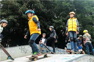 Ihre ersten Fahrversuche machten die Kinder und Jugendlichen am Montag beim Skate-Workshop in Raesfeld.