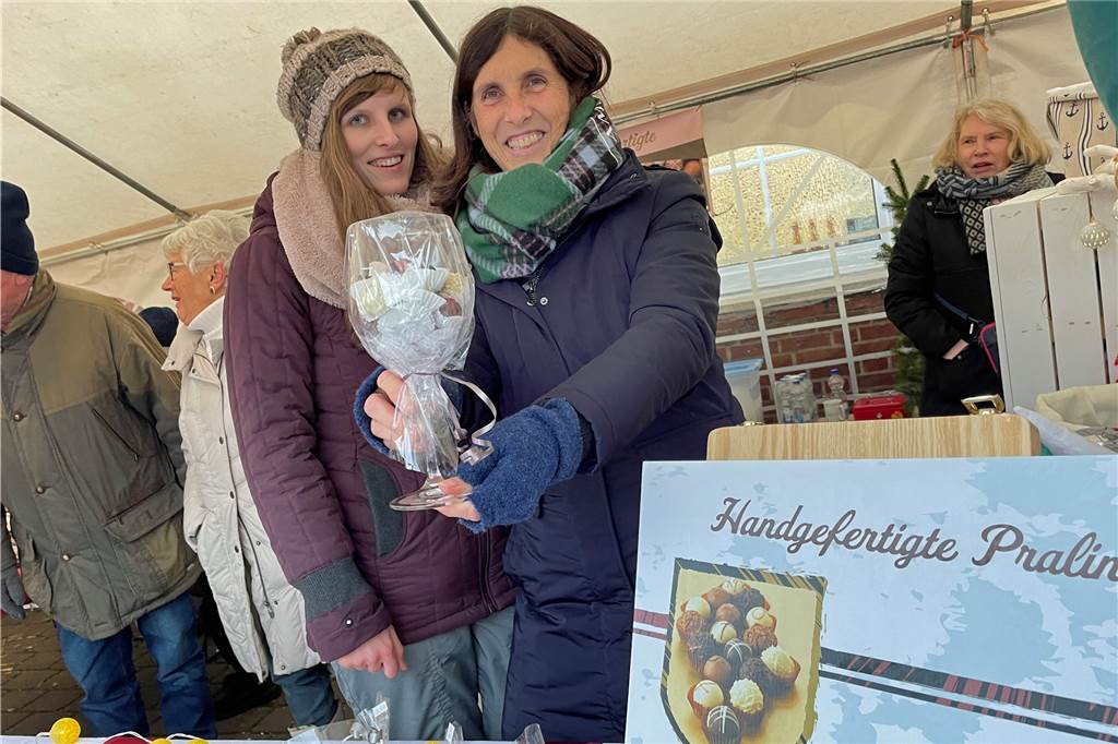 Fotostrecke vom Adventsmarkt Langern: 65 Tüten - der Nikolaus hatte richtig Arbeit Ihre handgefertigten Pralinen haben Mutter Sylvia und Tochter Celina Hauschopp schön verpackt.