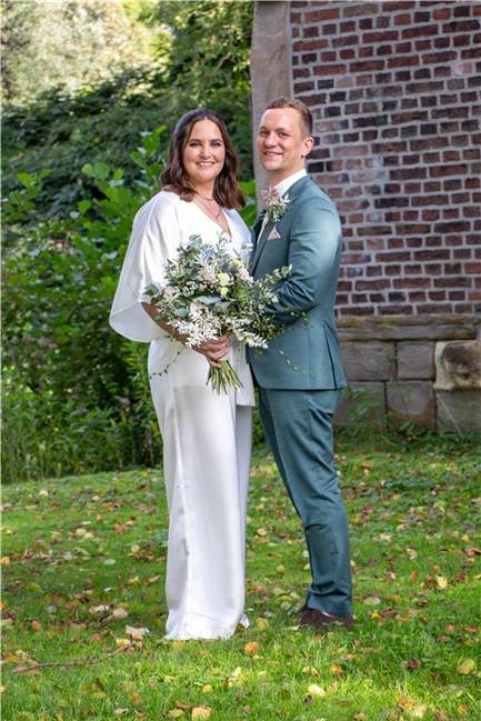 Nina Threimer und Fabian Nitsch heiraten: Braut einen Tag schneller Ihre Hochzeitsreise haben Nina (geborene Threimer) und Fabian Nitsch erstmal aufgeschoben.