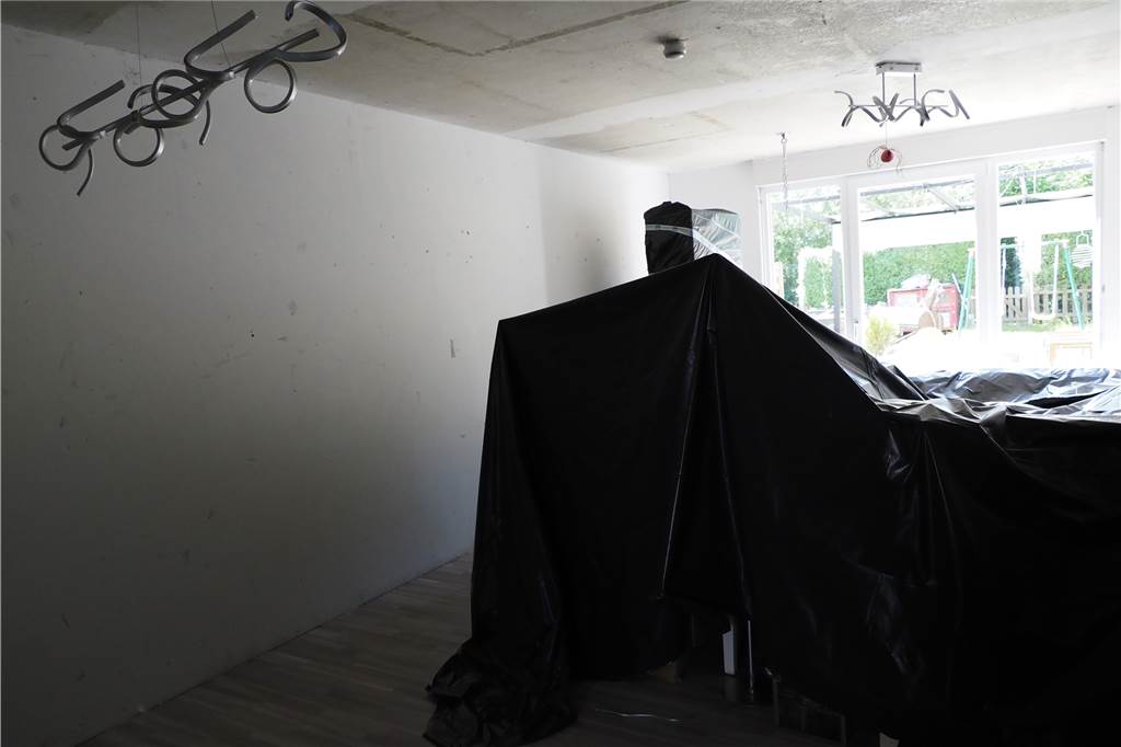 Schimmel im Haus: Lüner Familie leidet unter Gutachterstreit mit Vivawest Ihre Möbel hat die Familie auf eigene Kosten aus dem Haus gebracht, um sie vor Schimmelbefall zu schützen. Nur die Couch ist erst nach dem Auszug in die Monteurwohnung geliefert worden und muss nun abgedeckt im Wohnzimmer warten.