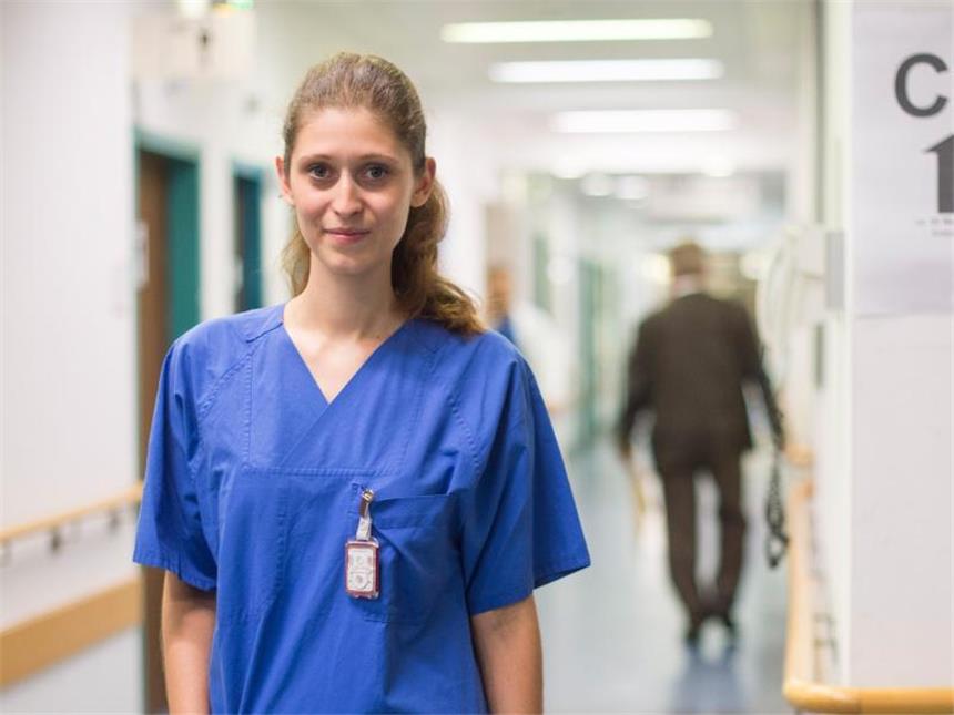 Ihre Praktika während der Ausbildung hat die medizinisch-technische Radiologieassistentin Nina Uhlich fast ausschließlich an der Charité in Berlin absolviert. Foto: Lino Mirgeler/dpa-tmn