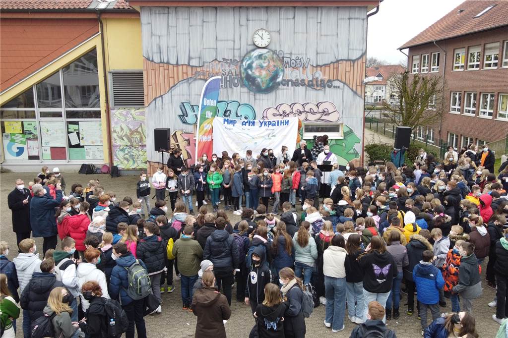 Gesamtschüler sammeln fünfstelligen Betrag für die Ukraine Ihre Solidarität mit den Opfern des Kriegs in der Ukraine drückten die Gesamtschüler und das Kollegium bei der Andacht für den Frieden aus.