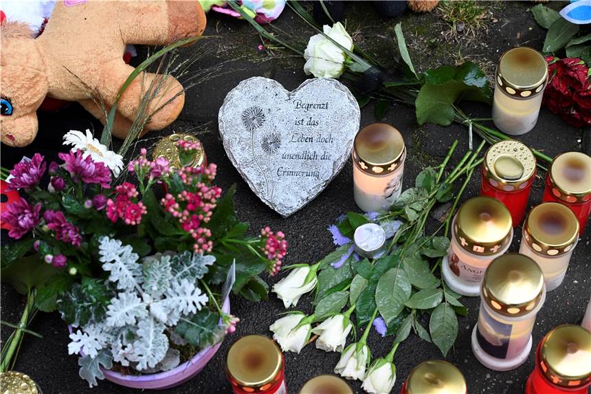 Nach Mord an fünf Kindern in Solingen: Gericht verliest dramatische Chats Ihre Trauer über die Tat brachten viele Solinger Menschen mit Kerzen und Blumen zum Ausdruck.