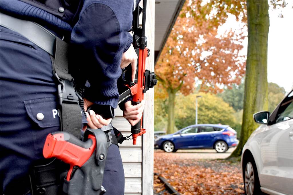 Mann bedroht Frau mit Messer: Polizei übt am Vereinsheim des TuS Wüllen Ihre Waffen hatten die Polizisten schon bei der Alarmierung gegen leuchtend rote Übungsmodelle ausgetauscht. Sicherheit sollte bei dieser Übung an oberster Stelle stehen.