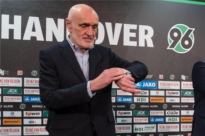 96-Präsident Martin Kind im Fall Heldt gesprächsbereit Ihre Wege könnten sich bald trennen: Sportdirektor Horst Heldt (r) und 96-Präsident Martin Kind. Foto: Peter Steffen
