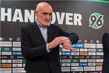 Ihre Wege könnten sich bald trennen: Sportdirektor Horst Heldt (r) und 96-Präsident Martin Kind. Foto: Peter Steffen