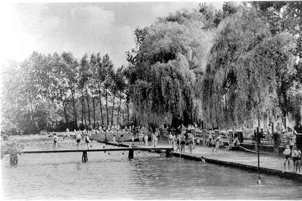 Ihren Ursprung hat das Bad am Cappenberger See dem Umstand zu verdanken, dass man 1919 große Mengen Erdreich für den Damm der neuen Eisenbahnstrecke von Dortmund nach Münster über Lünen brauchte. Die Erde wurde am Südhang des Cappenberger Waldes entnommen. So entstand in der Gemeinde Altlünen eine großes Erdloch, das sich mit Wasser füllte.