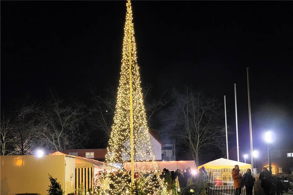 Ihren Weihnachtsbaum haben die Hullerner am Freitagabend auf dem Dorfplatz gefeiert.