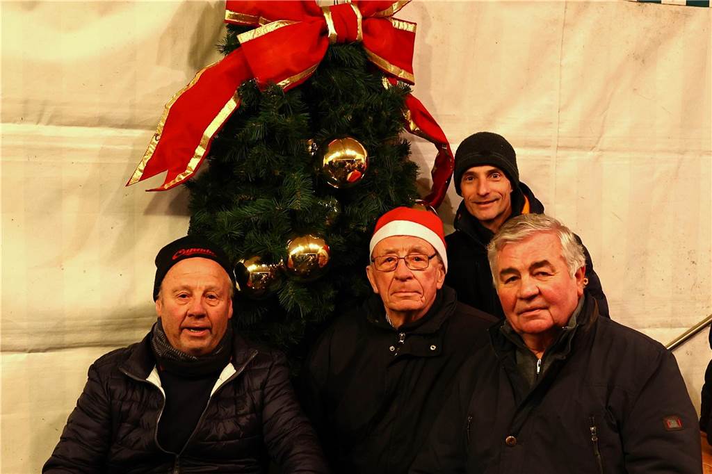Ihren Weihnachtsbaum haben die Hullerner am Freitagabend auf dem Dorfplatz gefeiert.