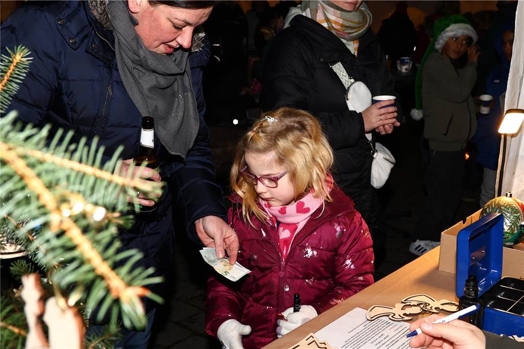 Ihren Weihnachtsbaum haben die Hullerner am Freitagabend auf dem Dorfplatz gefeiert.