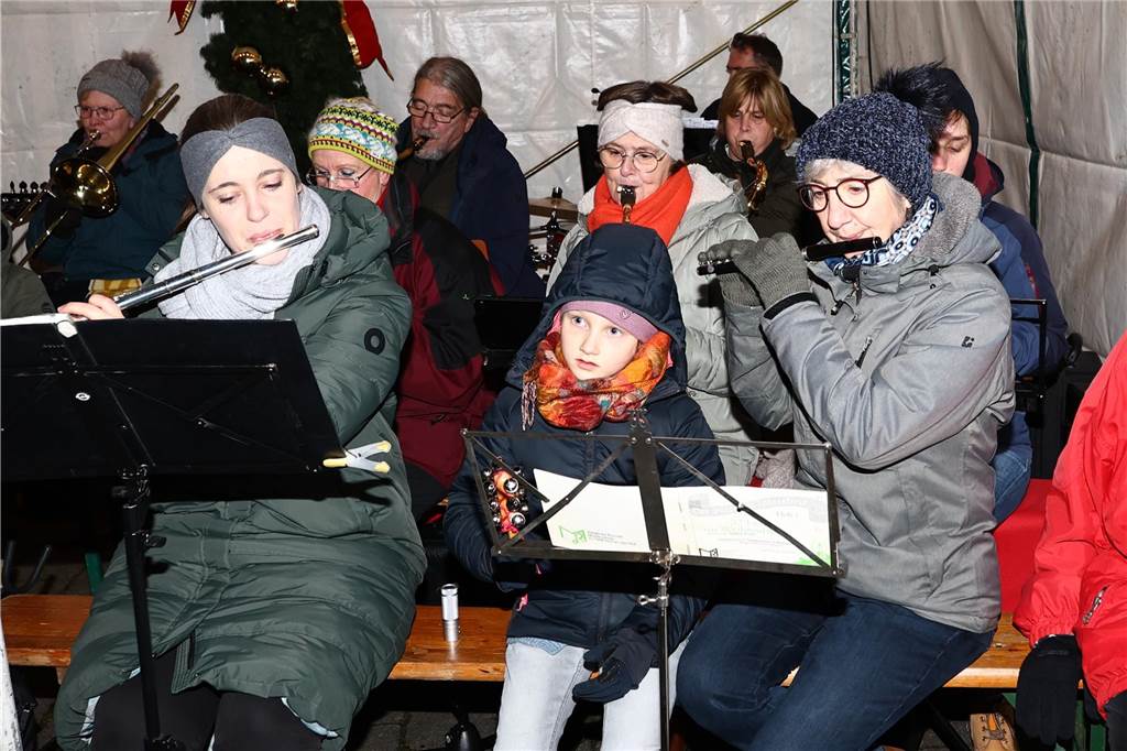 Ihren Weihnachtsbaum haben die Hullerner am Freitagabend auf dem Dorfplatz gefeiert.