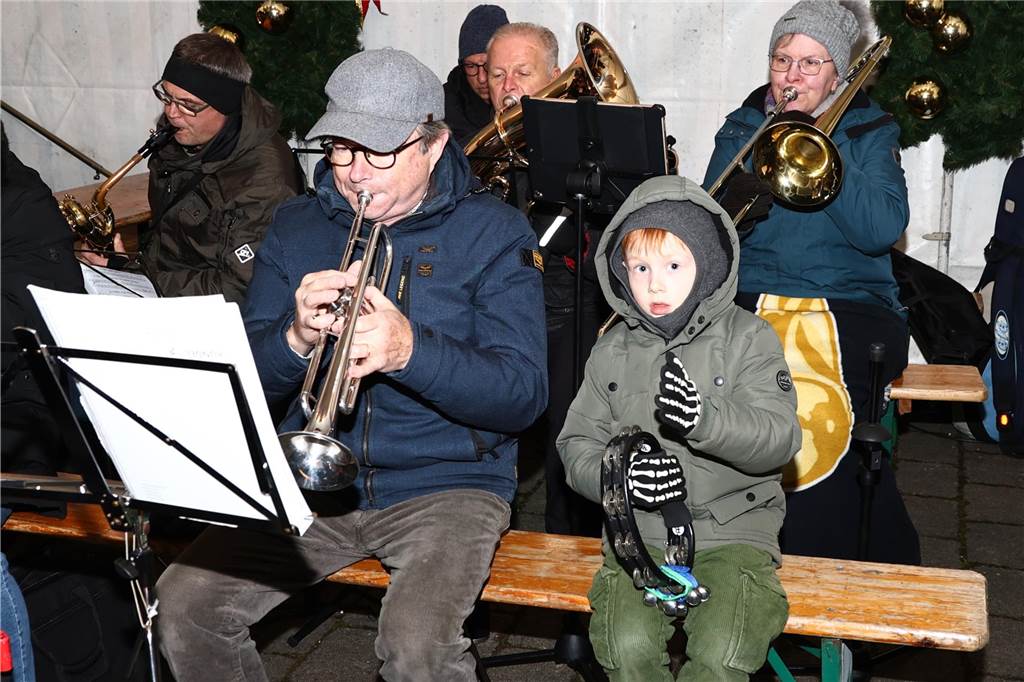 Ihren Weihnachtsbaum haben die Hullerner am Freitagabend auf dem Dorfplatz gefeiert.