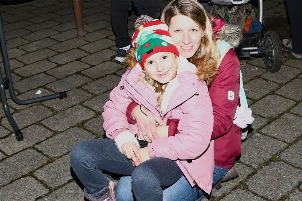 Ihren Weihnachtsbaum haben die Hullerner am Freitagabend auf dem Dorfplatz gefeiert.