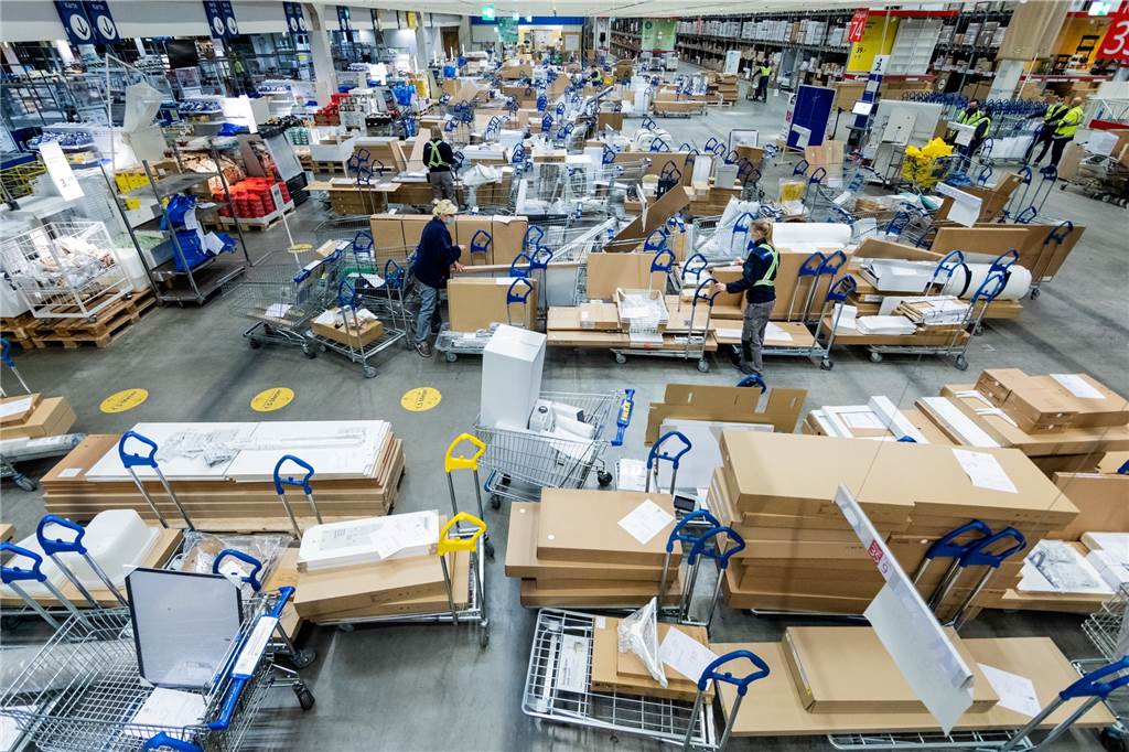Ikea-Mitarbeiter suchen im Kassenbereich online bestellte Ware, die sie zuvor für bestimmte Abholzeiten zusammengestellt haben. Die Kunden können die Ware auf dem Parkplatz kontaktlos abholen.