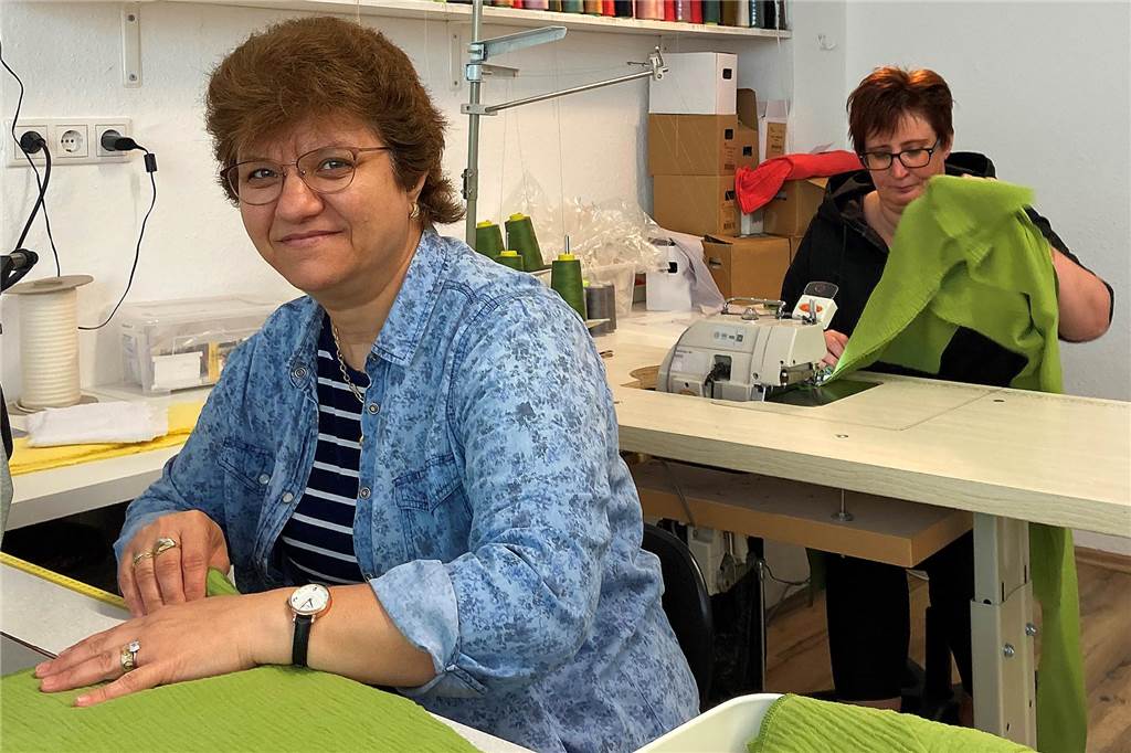 Statt Wegwerf-Klamotten: Nachhaltige Mode aus dem eigenen Atelier Iksane Ibryamova (vorne) und Svetlana Engbrecht schneidern in Hörde.