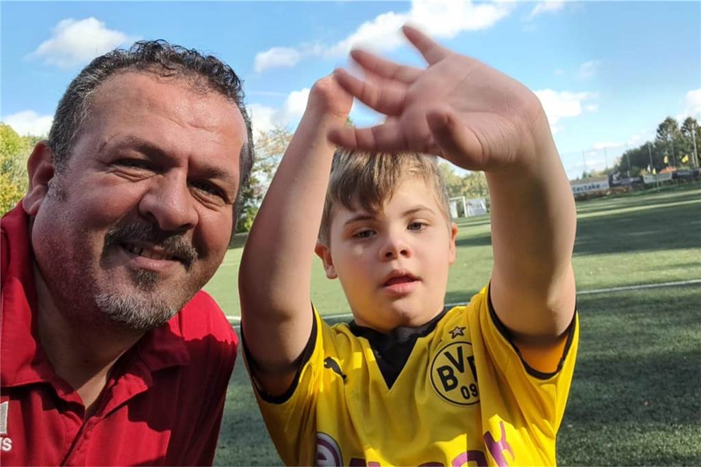 Besondere Fußball-Mannschaft in Dortmund: BVB-Fan Valentin Sinan (9) hofft auf Unterstützer Ilhan Çelik mit seinem Sohn Valentin Sinan auf der Anlage des TuS Rahm.