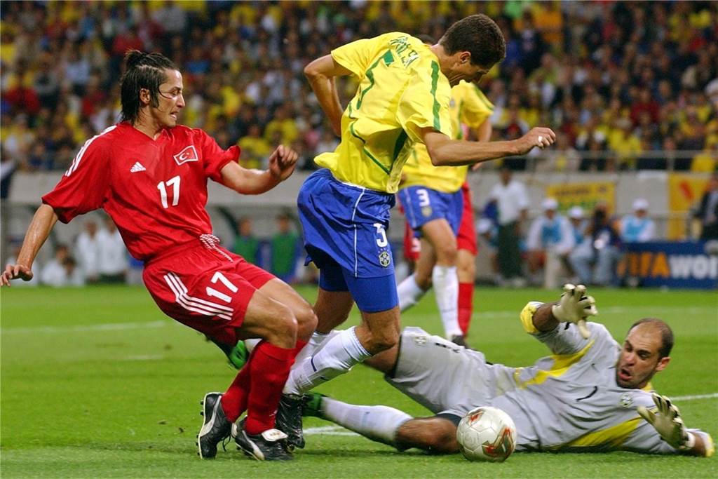 Türkspor Dortmund plant Sensations-Transfer: Dreifacher WM-Torschütze soll Trainer werden Ilhan Mansiz (l.) spielt 2002 im WM-Halbfinale gegen Brasilien.