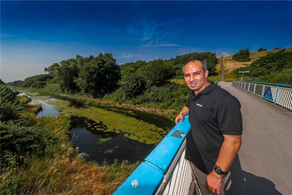„Phoenix-See leidet unter der Trockenheit“ – aber zum Segeln reicht‘s Ilias Abawi, hier am Fluss in Deusen, ist Sprecher der Emschergenossenschaft.