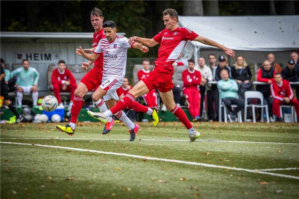 Schon wieder 1:4: Trainer Tyrala spricht TuS Bövinghausen phasenweise Oberligatauglichkeit ab Ilias Anan (M.) vom TuS Bövinghausen