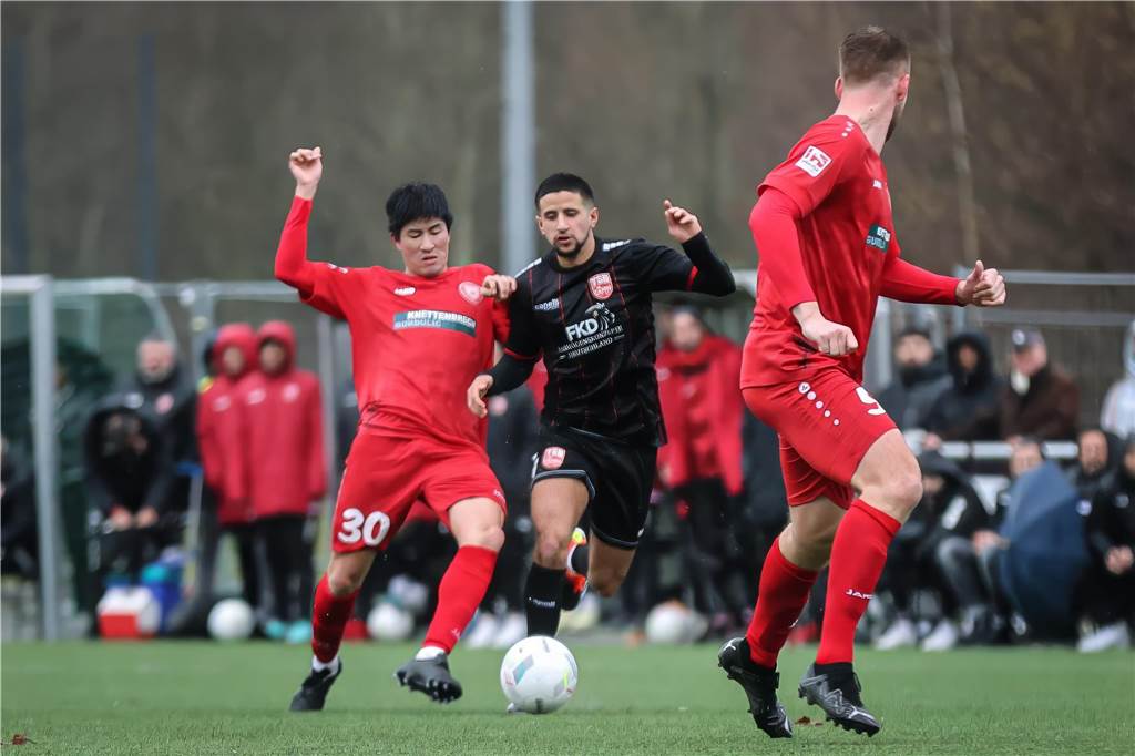 Rückschlag für Türkspor Dortmund im Aufstiegsrennen: Freistoß in den Winkel in der Nachspielzeit Ilias Anan (M.) erzielte den Führungstreffer für Türkspor.